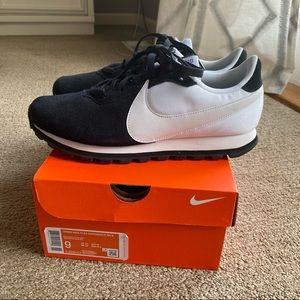 EUC - Nike sneakers 👟- Sz 9